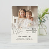 かわいい兄弟写真のツーショット誕生日お祝い 招待状 (スタンド正面)