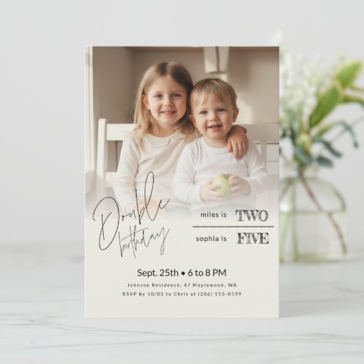 かわいい兄弟写真のツーショット誕生日お祝い 招待状 (スタンド正面)