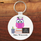 かわいい先生ピンクフクロウ新学期モノグラム キーホルダー (裏面)