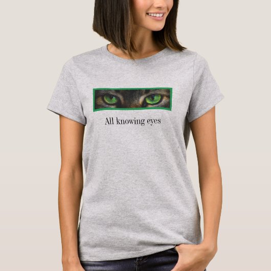 かわいい全知の猫の緑の目 Tシャツ (正面)