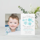 かわいい冬のスノーフレーク最初の誕生日の写真招待状 招待状 (スタンド正面)
