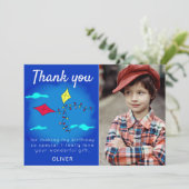 かわいい凧レッドイエローネーム子供の誕生日写真 サンキューカード (スタンド正面)