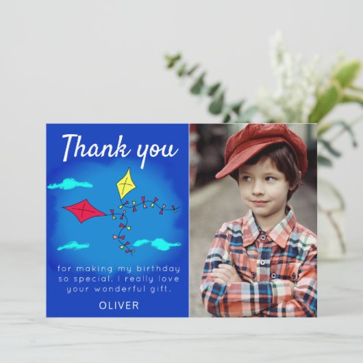 かわいい凧レッドイエローネーム子供の誕生日写真 サンキューカード (スタンド正面)