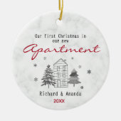 かわいい初めてのクリスマスが新しいアパートに セラミックオーナメント (正面)