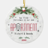 かわいい初めてのクリスマスが新しいアパートフローラ セラミックオーナメント (正面)