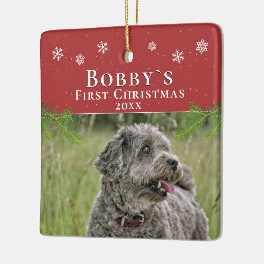 かわいい初めてのクリスマス子犬の赤いクリスマスフォト セラミックオーナメント (左)
