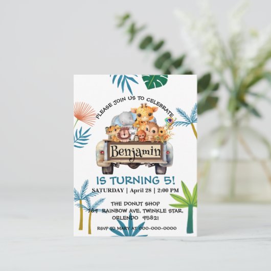 かわいい動物園ジャングル農場トラクターの男の子の誕生日 ポストカード (スタンド正面)