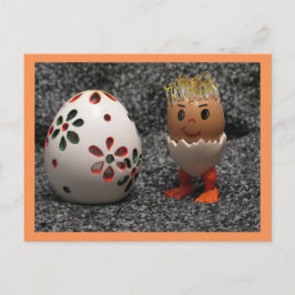 かわいい卵子が大きな卵のイースターポストカードを見つけた シーズンポストカード