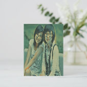 かわいい友達が隣に座っている ポストカード (スタンド正面)