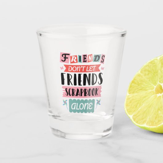 かわいい友達は友達にスクラップブックを一人にさせない ショットグラス (正面)