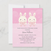 かわいい双子ベビーガールバニーをテーマにした赤ちゃんシャワー 招待状 (正面)