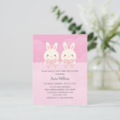 かわいい双子ベビーガールバニーをテーマにした赤ちゃんシャワー 招待状 (スタンド正面)