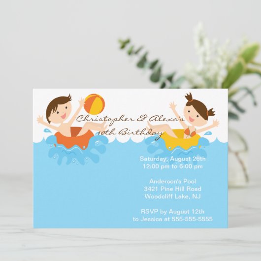 かわいい双生児のプールを囲んでのパーティの誕生日の招待状 招待状 (スタンド正面)