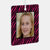 かわいい名前をカスタムするとフォトピンクのゼブラクリスマス メタルオーナメント (正面右)