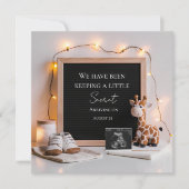 かわいい喜びの赤ちゃんキリン妊娠発表 招待状 (正面)