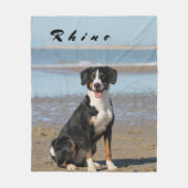 かわいい国内黒犬inビーチ海 フリースブランケット (正面)