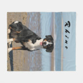 かわいい国内黒犬inビーチ海 フリースブランケット (正面(横))