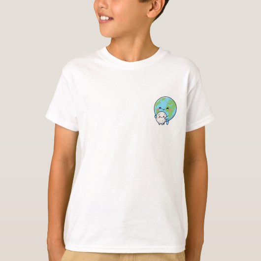 かわいい地球が月を抱きしめる子供服 Tシャツ (正面)