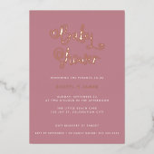 かわいい埃っぽいバラピンクの女の子ハートスクリプト赤ちゃんシャワー 箔招待状 (正面)