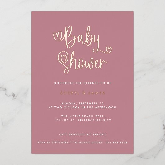 かわいい埃っぽいバラピンクの女の子ハートスクリプト赤ちゃんシャワー 箔招待状 (正面)