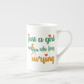 かわいい夏の引用文サーフィンが大好きな女の子 ボーンチャイナマグカップ (右)