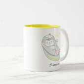 かわいい夢見る子猫のハンモックTシャツ ツートーンマグカップ (正面右)