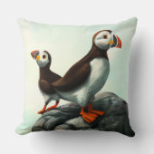 かわいい大西洋のパフィン、海の上の岩 クッション (正面)