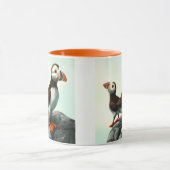 かわいい大西洋のパフィン、海の上の岩 マグカップ (中央)