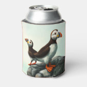 かわいい大西洋のパフィン、海の上の岩 缶クーラー (缶裏面)