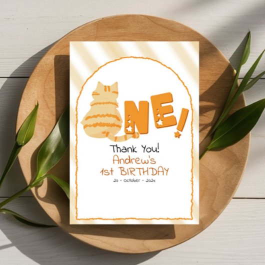 かわいい太ったオレンジ色の猫のストライプ 1歳の誕生日 サンキューカード