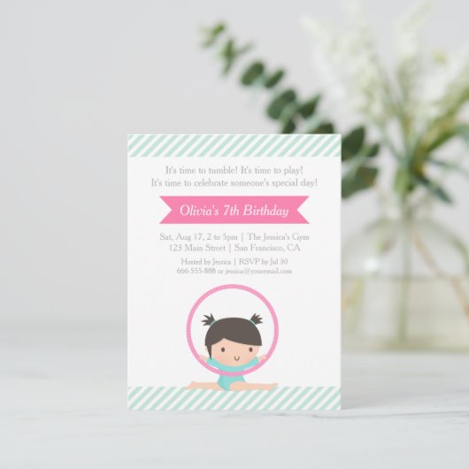 かわいい女の子およびたがの体操の子供の誕生日のパーティー 招待状 (スタンド正面)