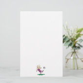 かわいい女の子がサッカーボールを蹴る 便箋 (スタンド正面)