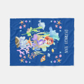 かわいい女の子が人魚の名前をつける フリースブランケット (正面(横))