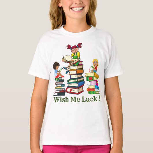 かわいい女の子が本や読の山に座る Tシャツ (正面)