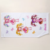 . .かわいい女の子が肉汁を吸うパーソナライズされた ビーチタオル (正面)