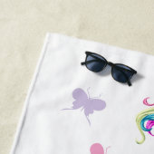 . .かわいい女の子が肉汁を吸うパーソナライズされた ビーチタオル (インサイチュ)