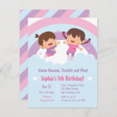 かわいい女の子が雲の誕生日パーティーに飛び乗る 招待状 (正面/裏面)