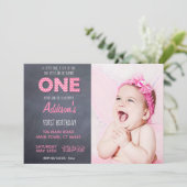 かわいい女の子たち,1歳の誕生日のピンク色の黒板 招待状 (スタンド正面)