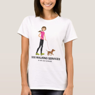 かわいい女の子と茶色の犬 - 犬の散歩サービス Tシャツ