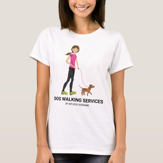 かわいい女の子と茶色の犬 – 犬の歩くサービス Tシャツ (正面)