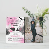 かわいい女の子のスプークタキュラハロウィーンの誕生日写真 招待状 (スタンド正面)