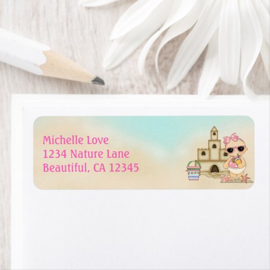 かわいい女の子のビーチベビーとサンドキャッスルアドレス ラベル (インサイチュ)