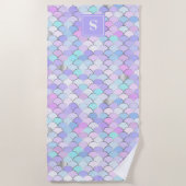 かわいい女の子のピンクパープルマーメイドスケールモノグラム ビーチタオル (正面)