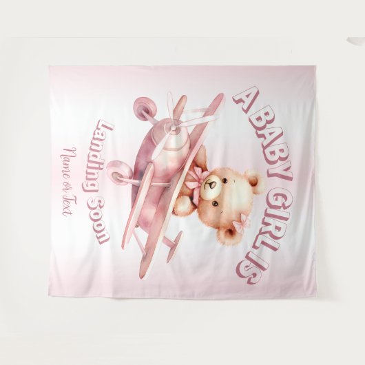 かわいい女の子のベビークマパイロットピンク飛行機の美しい タペストリー (正面(横))