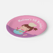 かわいい女の子のベーキングのシェフの誕生会の供給 ペーパープレート (アングル)