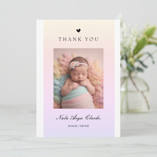 かわいい女の子の出生告知カードと写真 招待状 (スタンド正面)