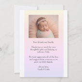 かわいい女の子の出生告知カードと写真 招待状 (裏面)