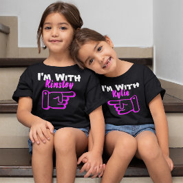 かわいい女の子を指して名前をカスタムする手離れで指している Tシャツ