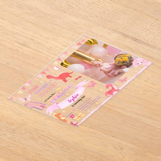 かわいい女の子ピンクDino恐竜の写真子供の誕生日 アクリル招待状 (レイダウン)