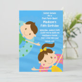 かわいい女の子及び男の子のプールを囲んでのパーティの誕生日の招待状 招待状 (スタンド正面)